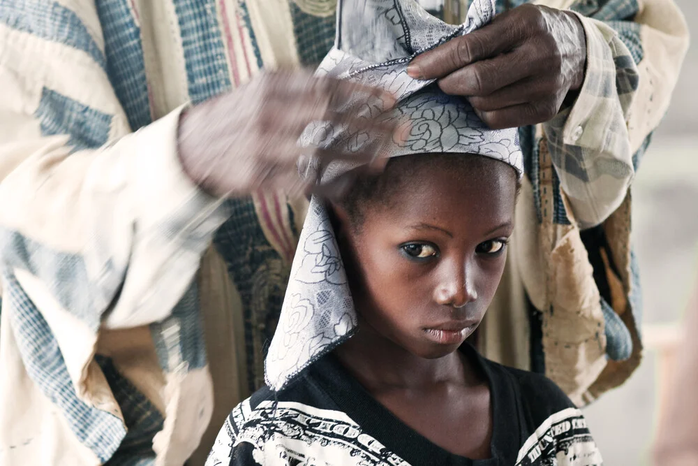 Getting dressed for “Bila” dance - Kumbungu village - fotokunst von Lucía Arias Ballesteros