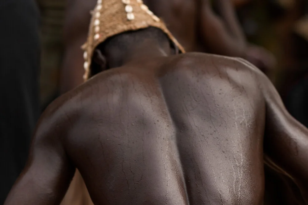 “Jara” dancer  - Tarikpaa village, Northern Region - fotokunst von Lucía Arias Ballesteros