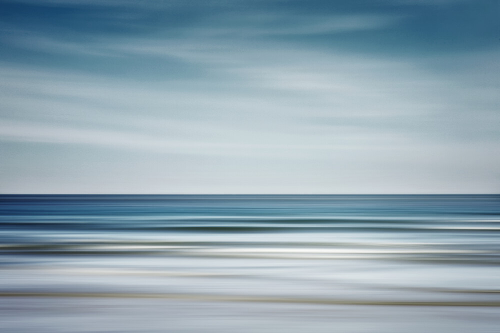 Blauer Meeresglanz - fotokunst von Manuela Deigert