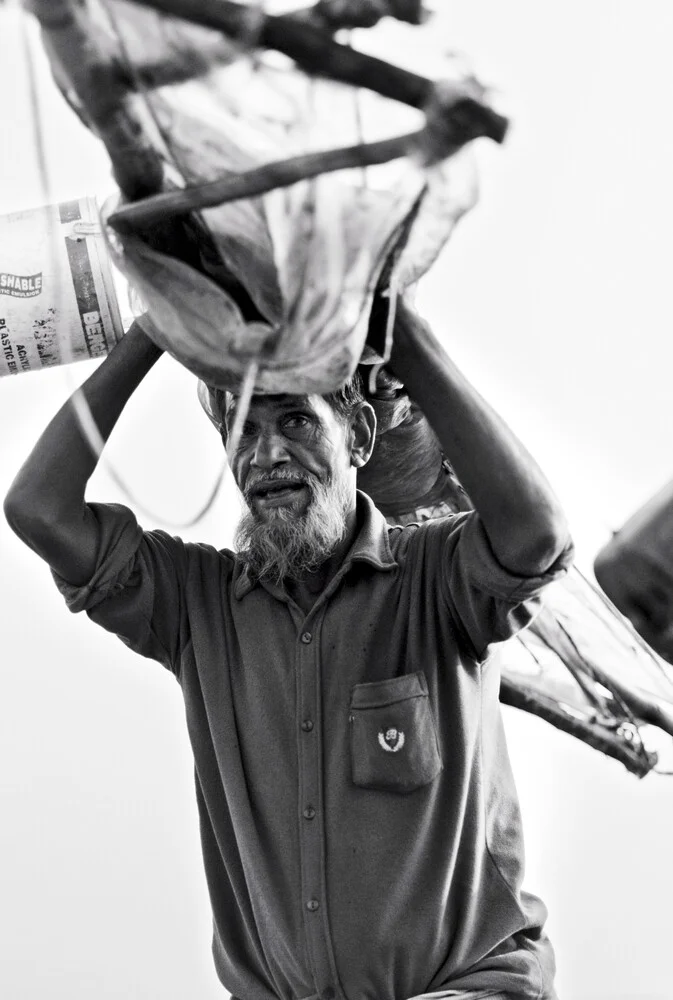 Fisherman carrying his nets - fotokunst von Jakob Berr