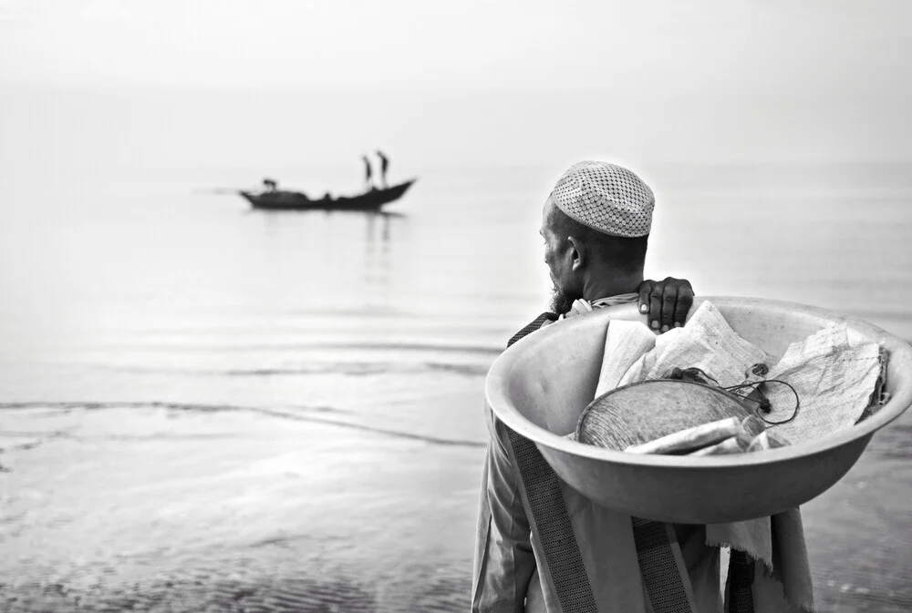 Merchant waiting to buy fish - Fineart photography by Jakob Berr