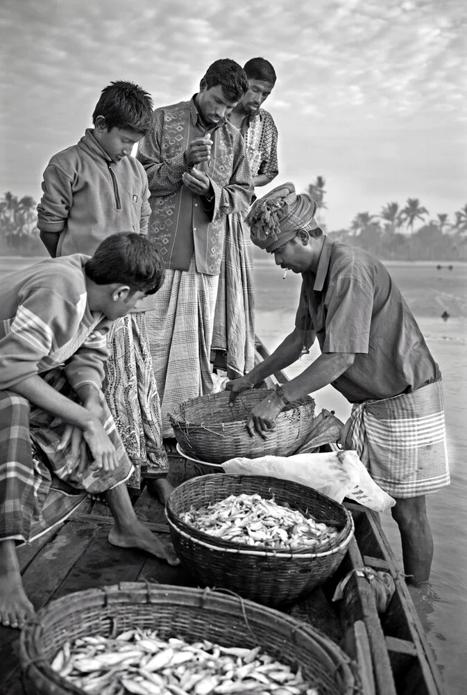 Merchant buying fish - Fineart photography by Jakob Berr