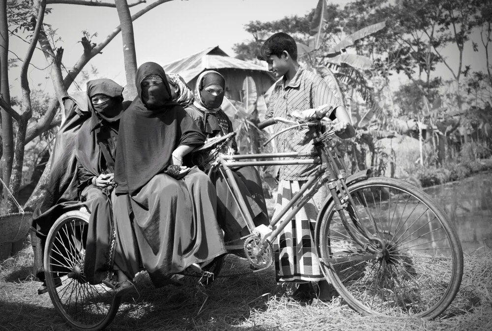 Rickshaw puller with customers - Fineart photography by Jakob Berr