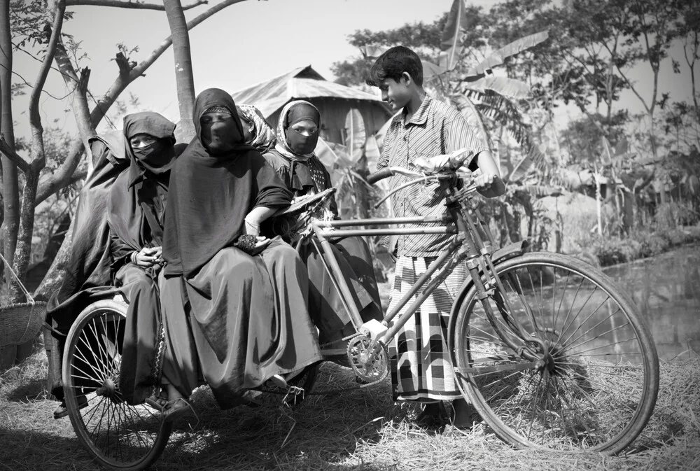 Rickshaw puller with customers - fotokunst von Jakob Berr