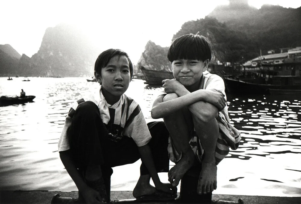Two Boys in Vietnam - fotokunst von Jacqy Gantenbrink
