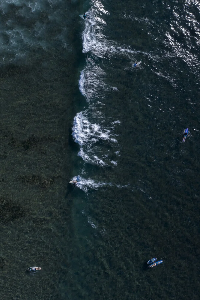 counting surfers & waves - fotokunst von Studio Na.hili