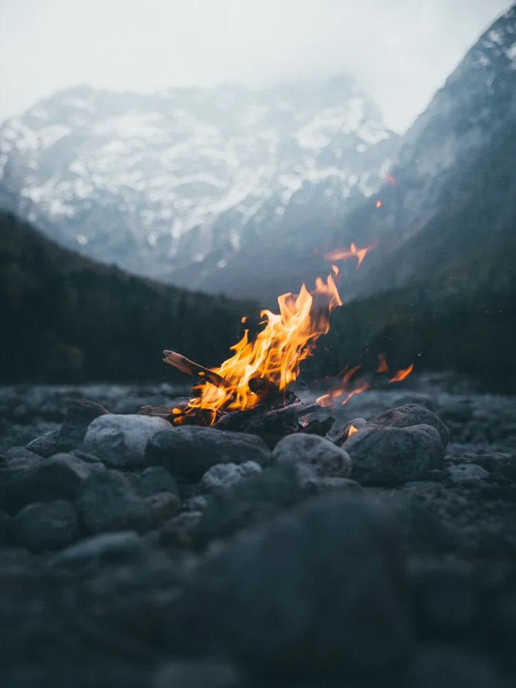 Lagerfeuer in Slowenien. - fotokunst von Philipp Heigel