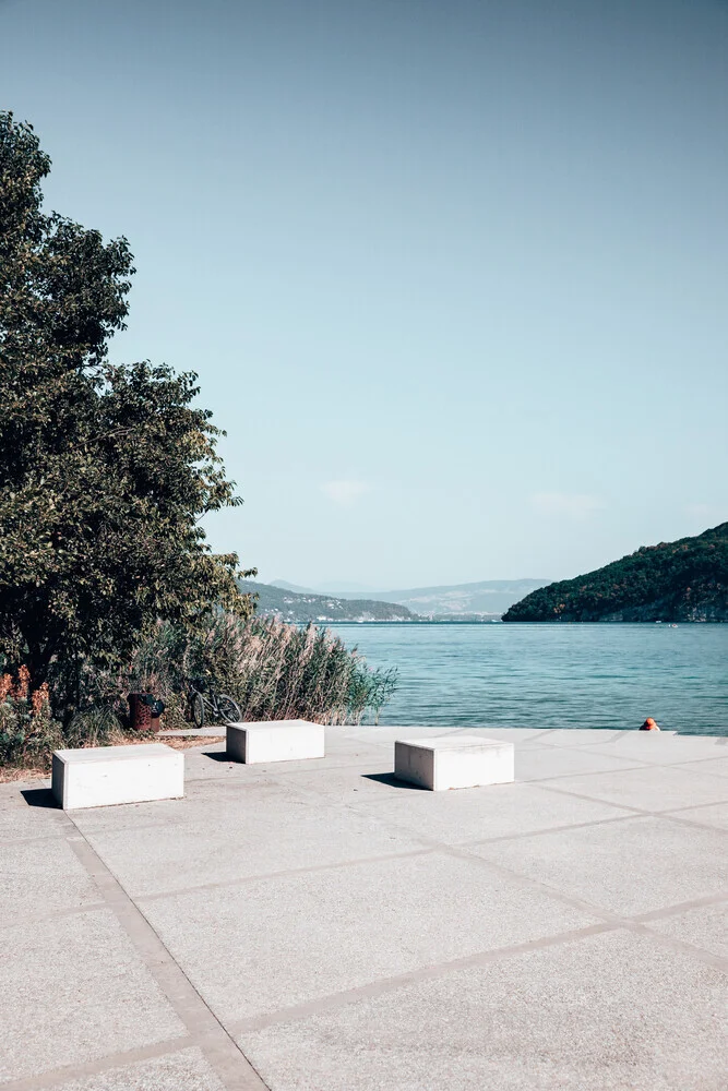 Three blocks and a red hat - fotokunst von Eva Stadler