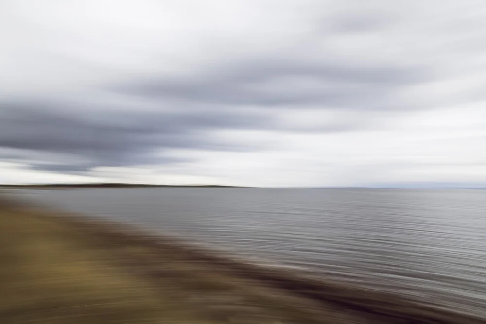Ostseelandschaft verwischt, Dänemark – Fotokunst von Nadja Jacke als Poster oder Acrylglasbild