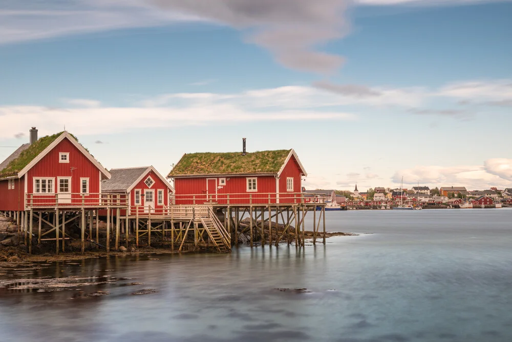 Norwegische Fischerhütten - fotokunst von Sebastian Worm