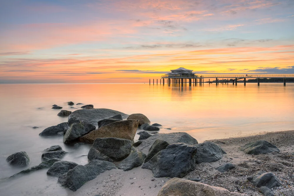 Timmendorfer Strand bei Sonnenaufgang - fotokunst von Michael Valjak