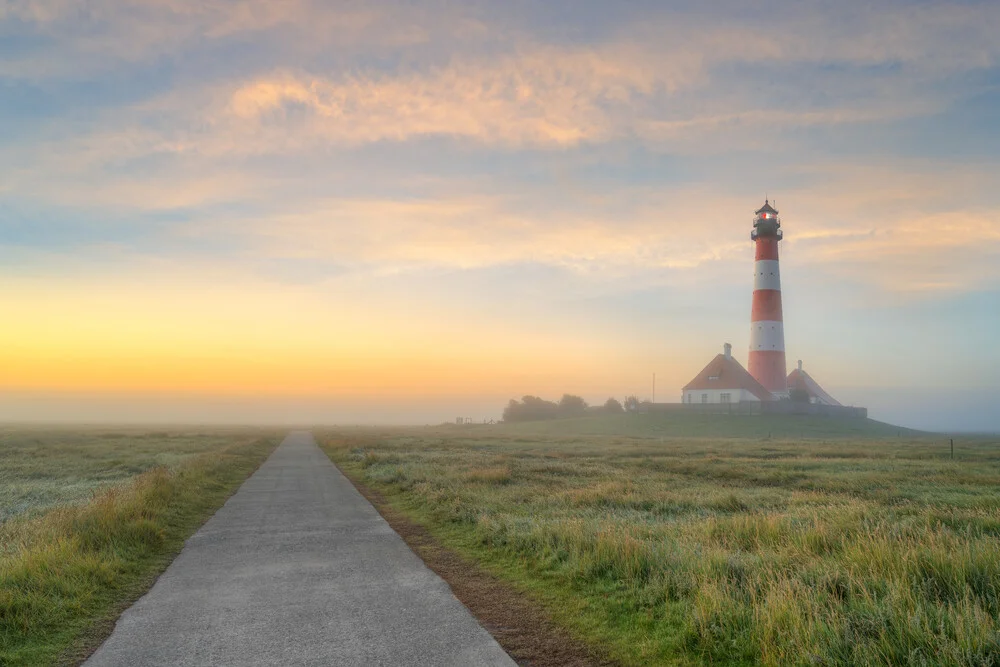 Leuchtturm Westerheversand im Morgennebel - fotokunst von Michael Valjak