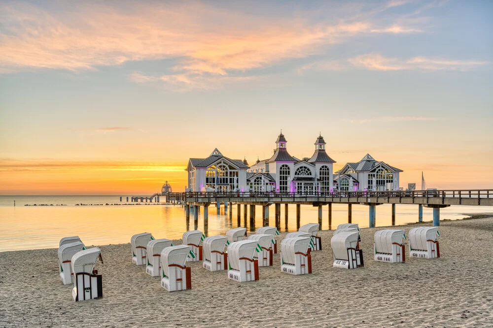 Seebrücke in Sellin auf Rügen bei Sonnenaufgang - fotokunst von Michael Valjak