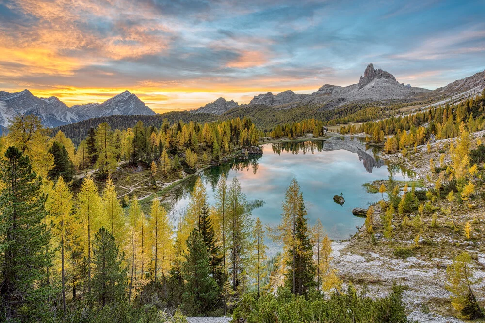 Lago Federa in den Dolomiten - fotokunst von Michael Valjak