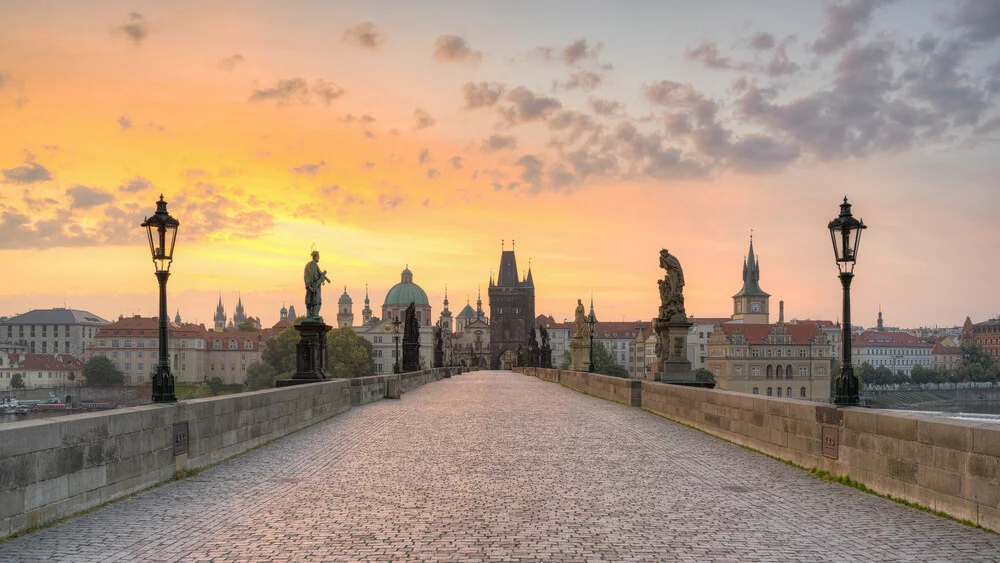 Karlsbrücke in Prag bei Sonnenaufgang - fotokunst von Michael Valjak