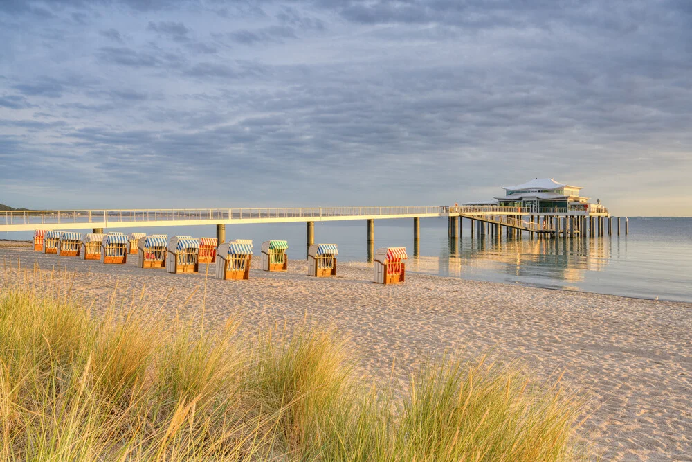 Morgens am Timmendorfer Strand - fotokunst von Michael Valjak