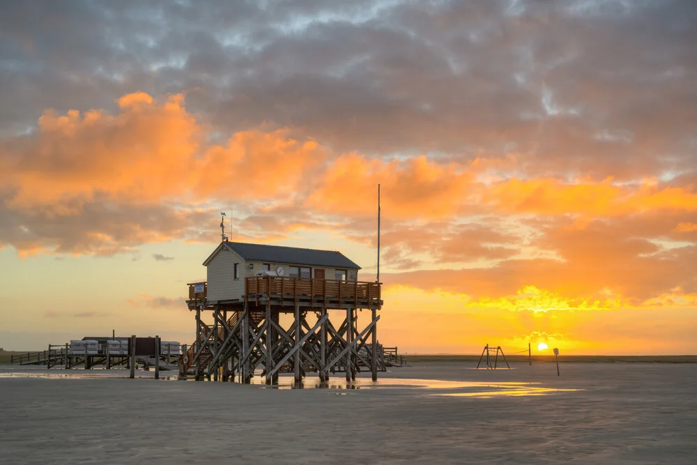 Sonnenaufgang in St. Peter-Ording - fotokunst von Michael Valjak