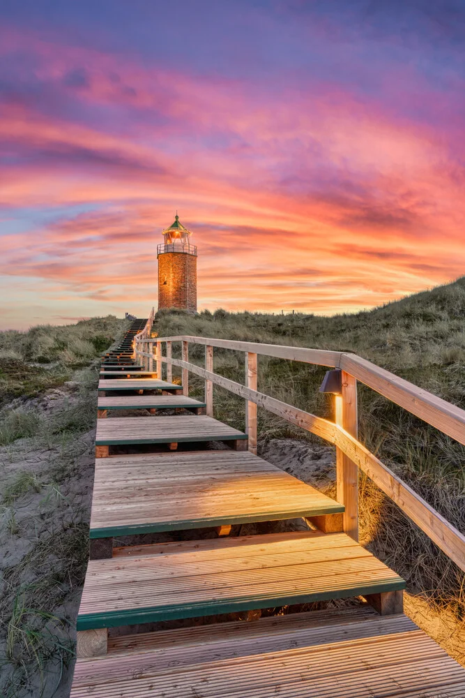 Quermarkenfeuer Rotes Kliff auf Sylt am Abend - fotokunst von Michael Valjak