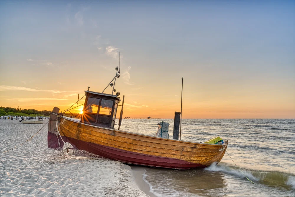 Fischerboot am Strand auf Usedom bei Sonnenuntergang - fotokunst von Michael Valjak