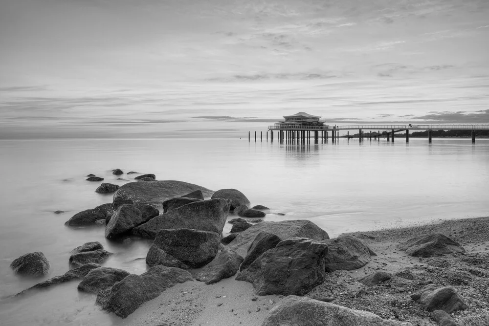 Timmendorfer Strand schwarz-weiß - fotokunst von Michael Valjak
