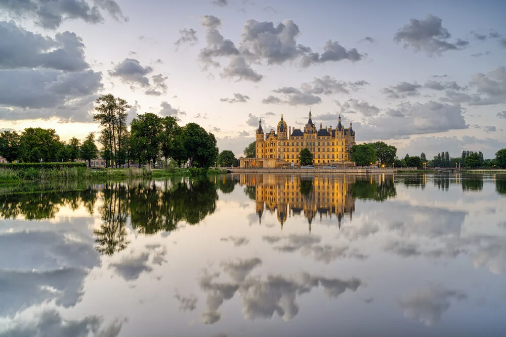 Schweriner Schloss am Morgen - fotokunst von Michael Valjak