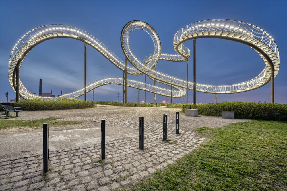 Tiger and Turtle Duisburg am Abend - fotokunst von Michael Valjak