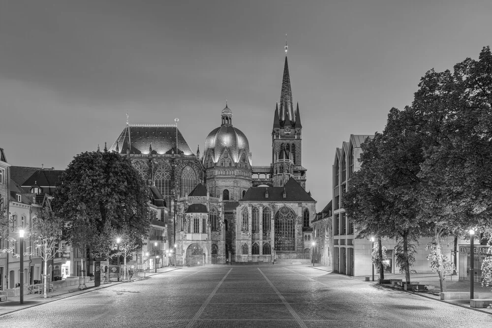 Aachener Dom schwarz-weiß - fotokunst von Michael Valjak