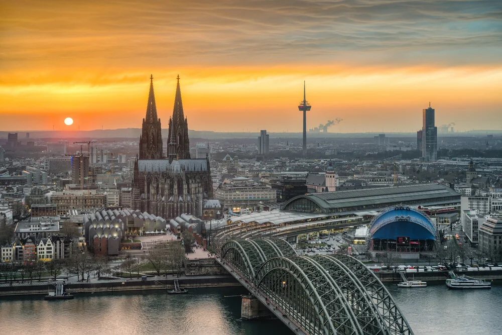 Blick über Köln bei Sonnenuntergang - fotokunst von Michael Valjak