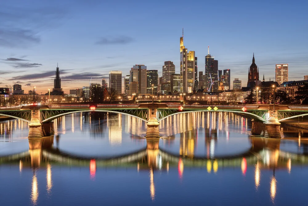 Frankfurt am Abend - fotokunst von Michael Valjak