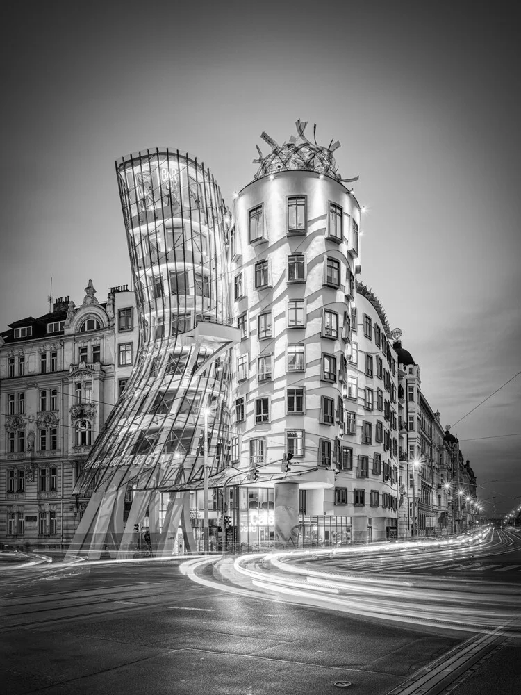 Tanzendes Haus in Prag schwarz-weiß - fotokunst von Michael Valjak