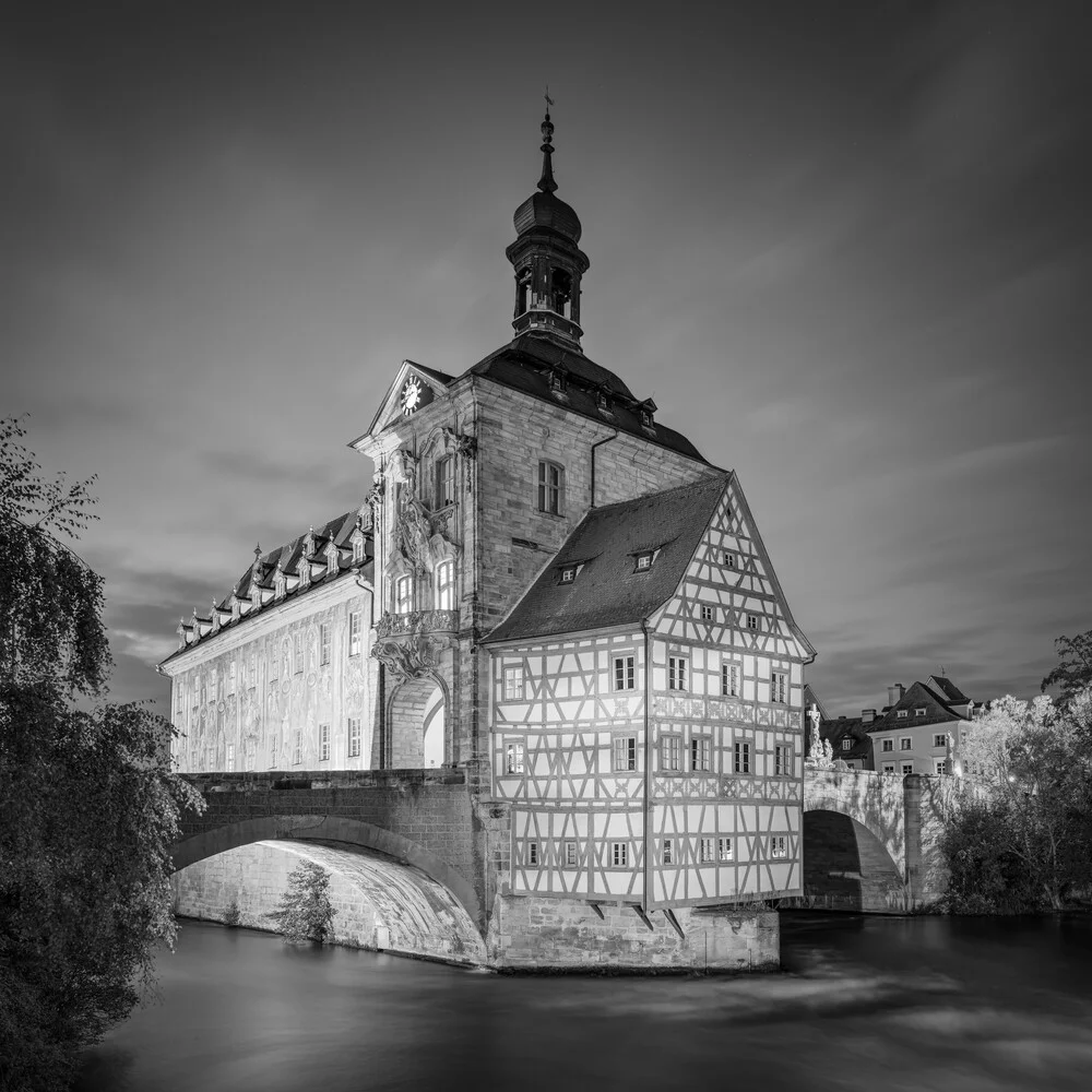 Altes Rathaus in Bamberg schwarz-weiß - fotokunst von Michael Valjak