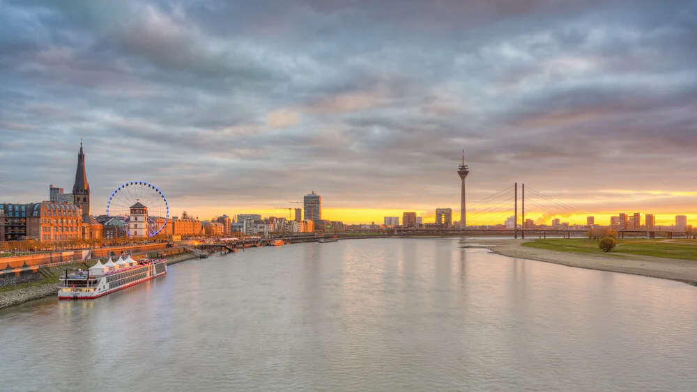 Die Skyline von Düsseldorf - fotokunst von Michael Valjak