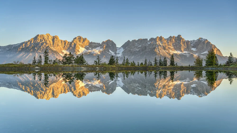 Blick vom Astberg zum Wilden Kaiser in Tirol - fotokunst von Michael Valjak