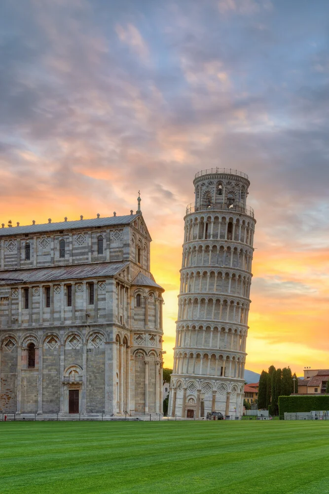 Der Schiefe Turm von Pisa bei Sonnenaufgang - fotokunst von Michael Valjak