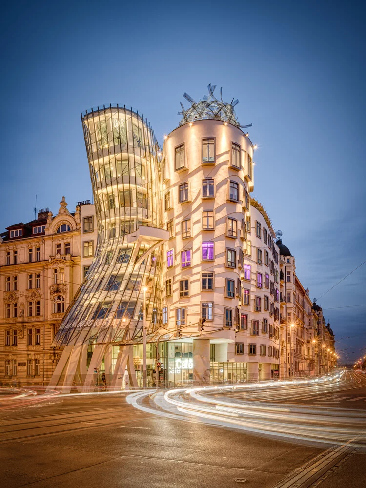 Tanzendes Haus in Prag - fotokunst von Michael Valjak