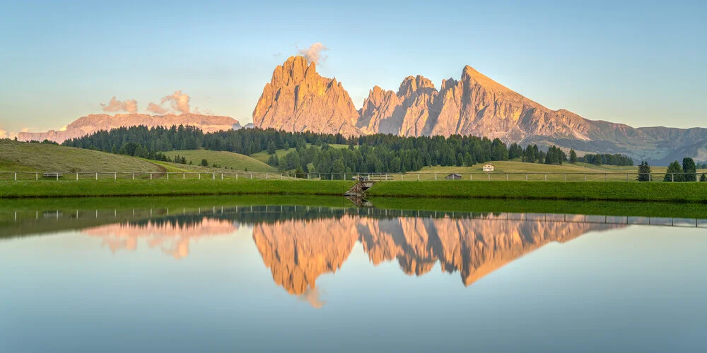 Alpenglühen auf der Seiser Alm Panorama - fotokunst von Michael Valjak