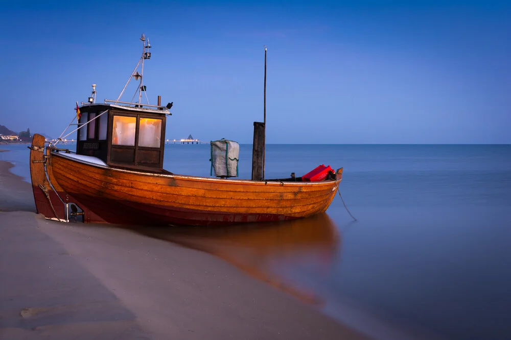 Blaue Stunde am Ostseestrand - fotokunst von Martin Wasilewski