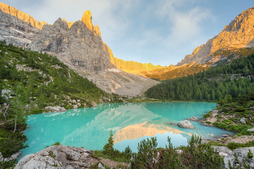 Morgens am Lago di Sorapis in den Dolomiten - fotokunst von Michael Valjak