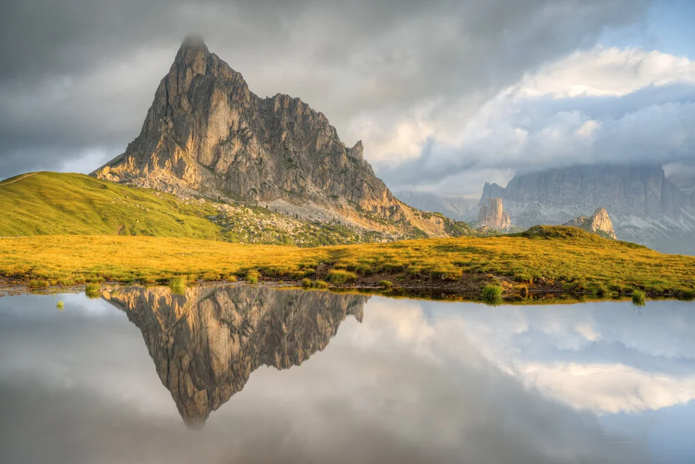 Morgenstimmung am Passo di Giau in den Dolomiten - fotokunst von Michael Valjak