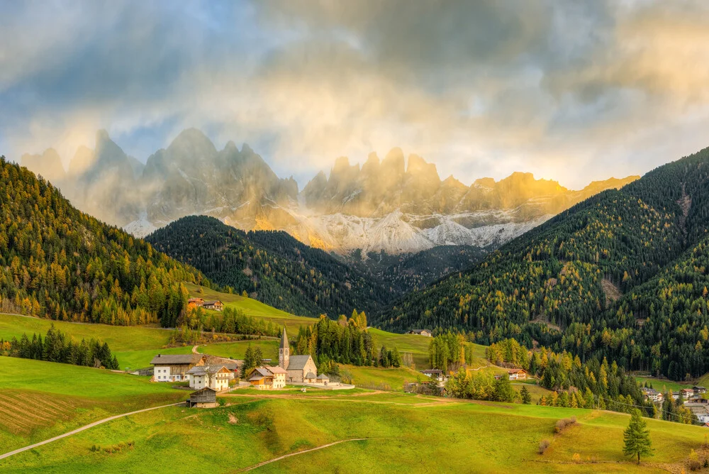 St. Magdalena im Villnösstal in Südtirol - fotokunst von Michael Valjak