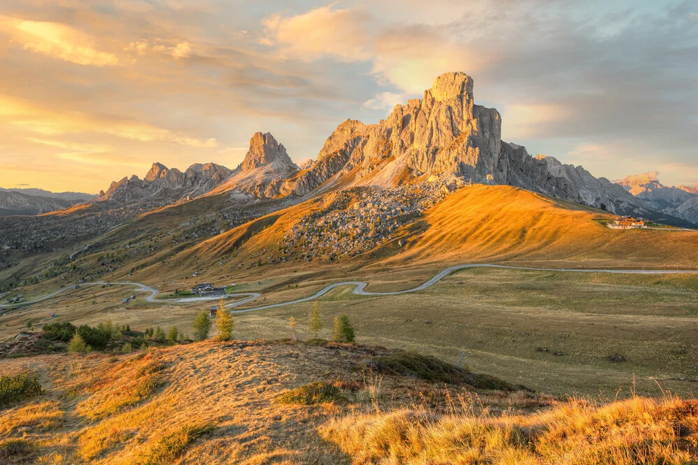 Monte Nuvolau am Passo di Giau in den Dolomiten - fotokunst von Michael Valjak