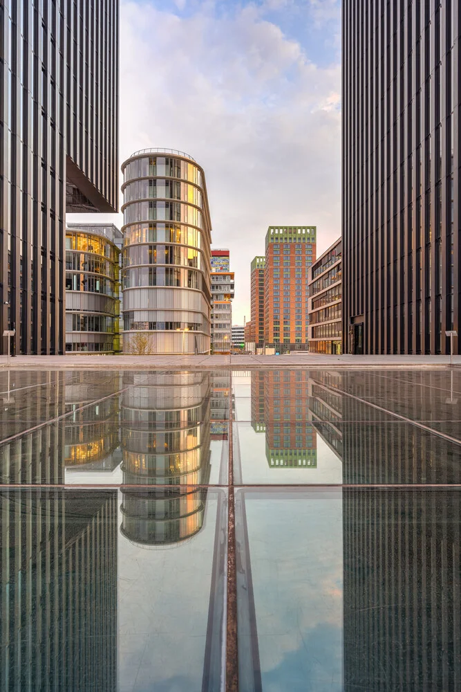 Spiegelung im Medienhafen Düsseldorf - fotokunst von Michael Valjak