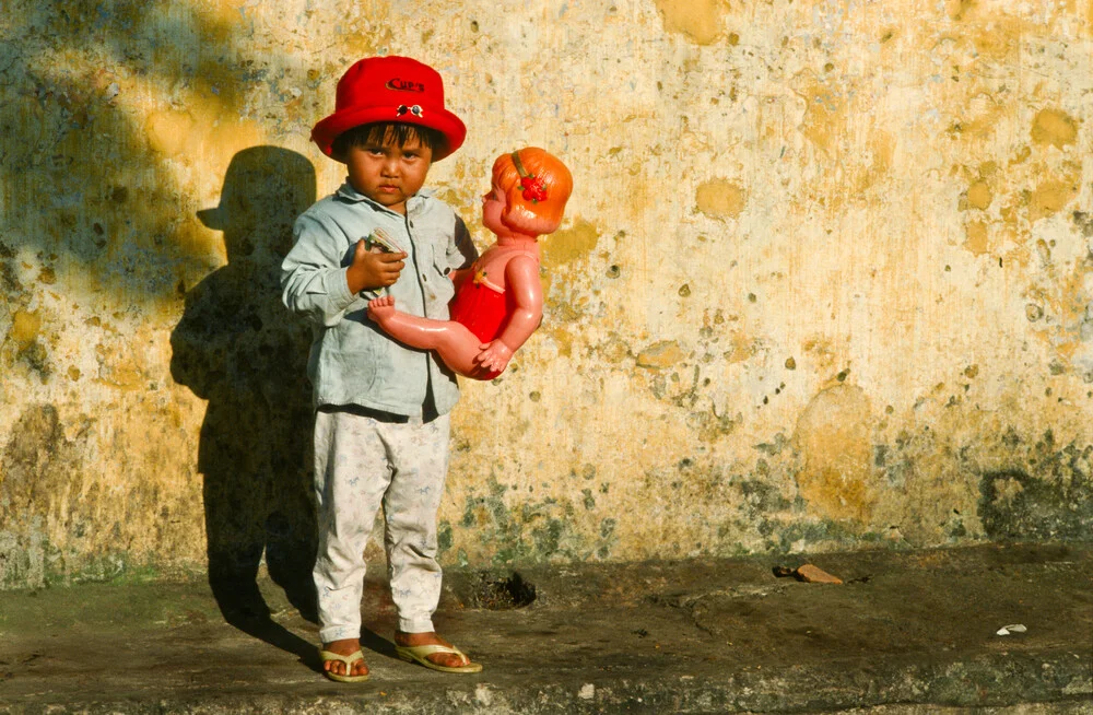 Mädchen mit Puppe - Hoi An, Vietnam - fotokunst von Silva Wischeropp