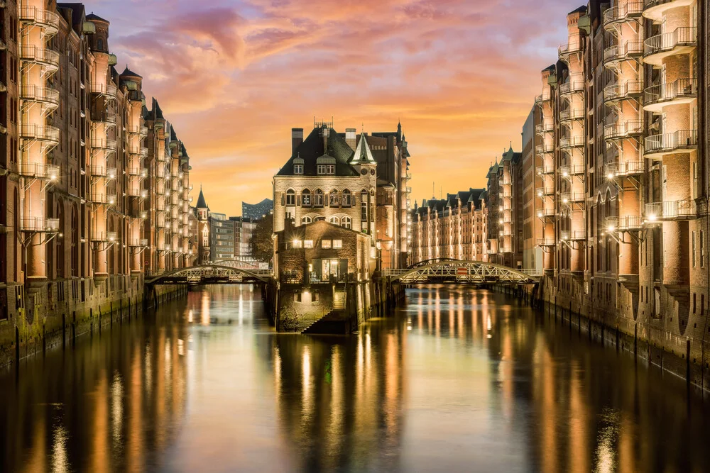 Wasserschloss in der Speicherstadt in Hamburg - fotokunst von Michael Valjak