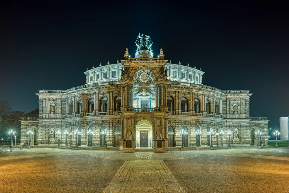 Semperoper in Dresden bei Nacht - fotokunst von Michael Valjak
