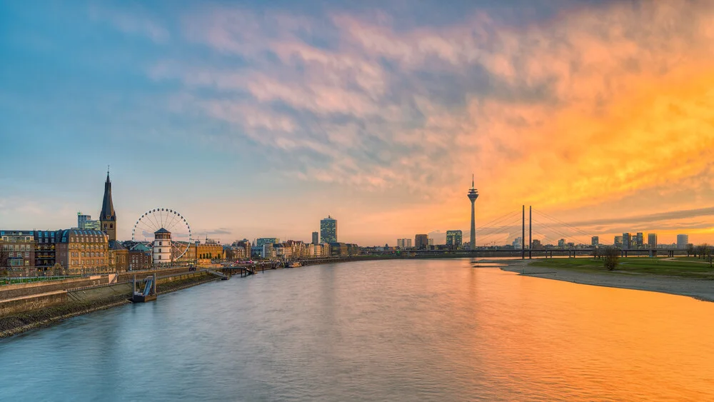 Düsseldorf Skyline bei Sonnenuntergang - fotokunst von Michael Valjak