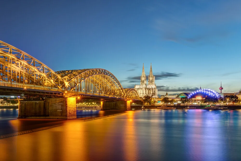 Köln am Abend - fotokunst von Michael Valjak