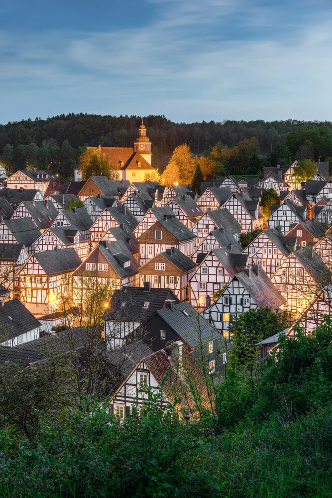 Freudenberg im Siegerland am Abend - fotokunst von Michael Valjak