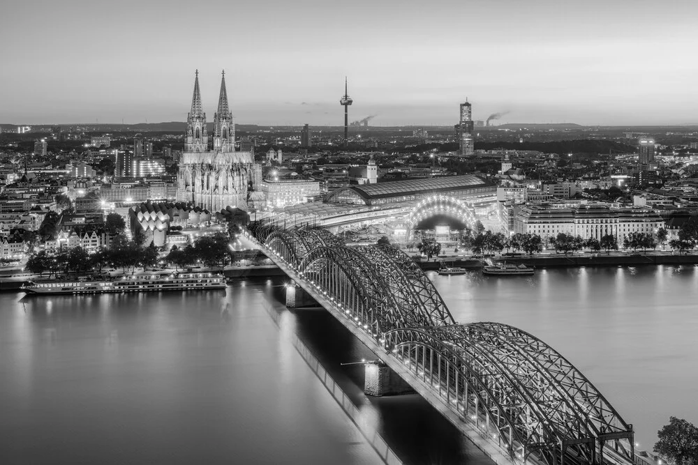 Blick über Köln am Abend schwarz-weiß - fotokunst von Michael Valjak