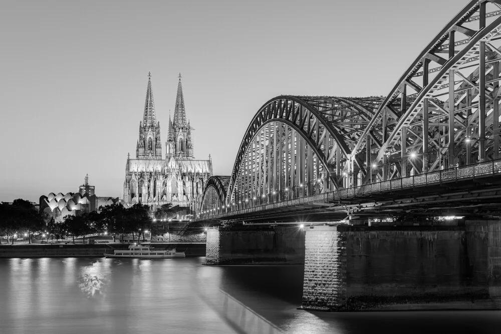 Köln am Abend schwarz-weiß - fotokunst von Michael Valjak